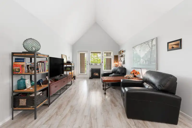 407 1369 56 STREET - photo 3 of 35