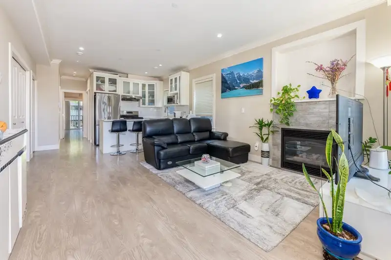 201 4573 SLOCAN STREET - photo 2 of 4
