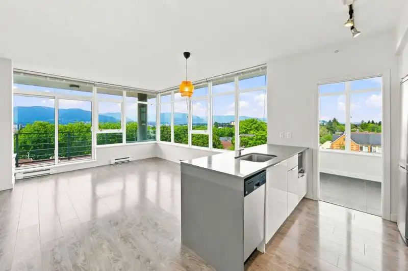 709 2788 PRINCE EDWARD STREET - photo 1 of 40