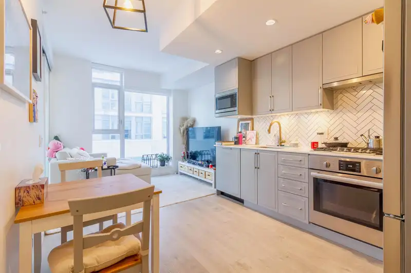 302 2435 KINGSWAY - photo 2 of 31