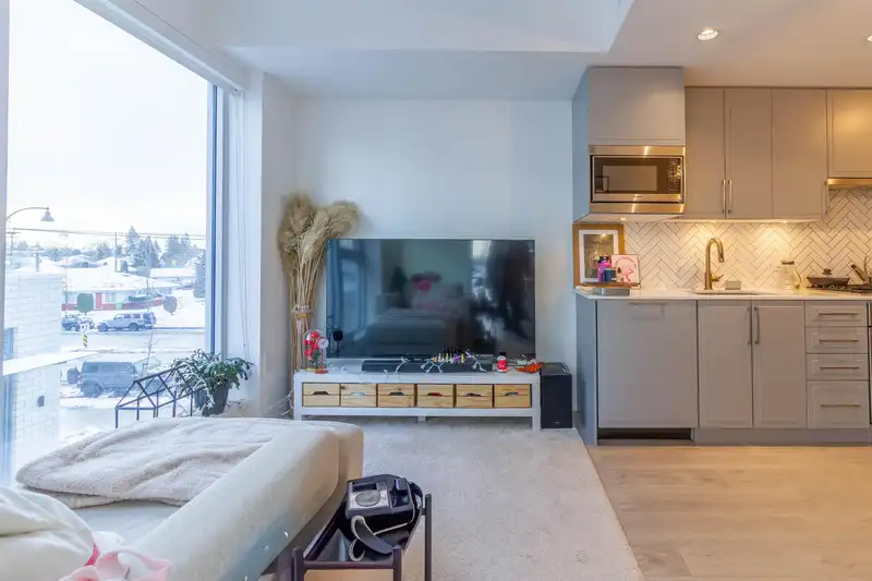 302 2435 KINGSWAY - photo 3 of 31