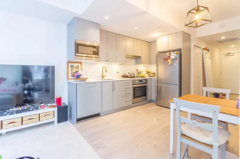 302 2435 KINGSWAY - photo 4 of 31