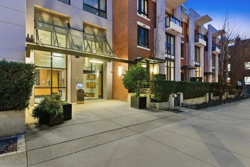 2803 928 HOMER STREET - photo 2 of 25