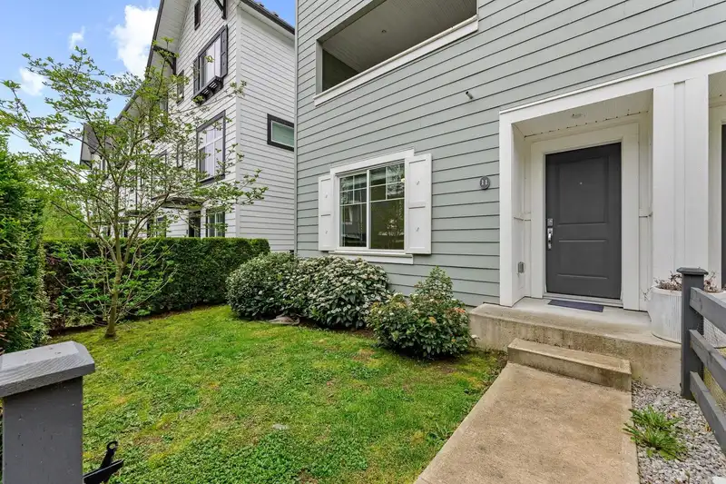 11 16323 15 AVENUE - photo 2 of 23