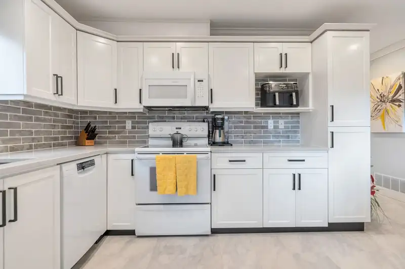 5 11530 84 AVENUE - photo 4 of 33