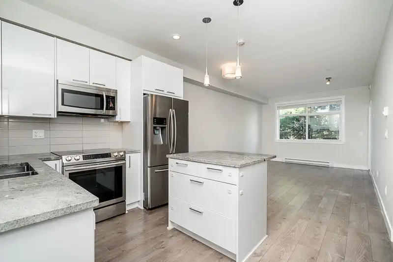 303 20686 EASTLEIGH CRESCENT - photo 2 of 33