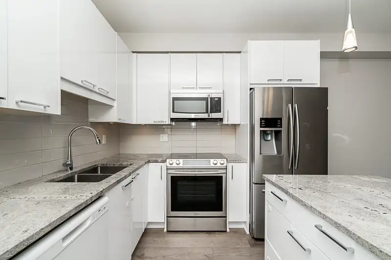 303 20686 EASTLEIGH CRESCENT - photo 3 of 33