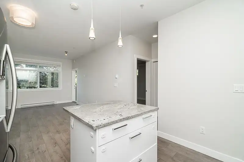 303 20686 EASTLEIGH CRESCENT - photo 4 of 33