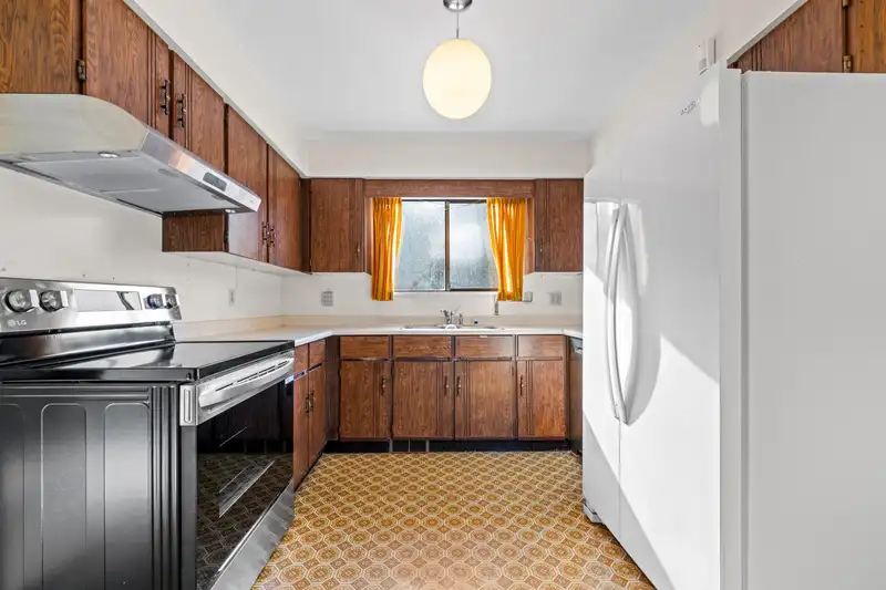 1006 HENDECOURT ROAD - photo 2 of 38