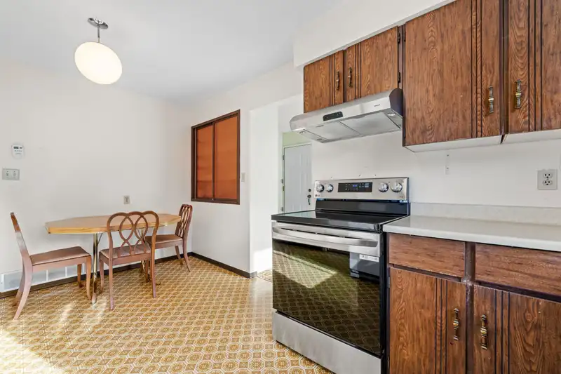 1006 HENDECOURT ROAD - photo 4 of 38