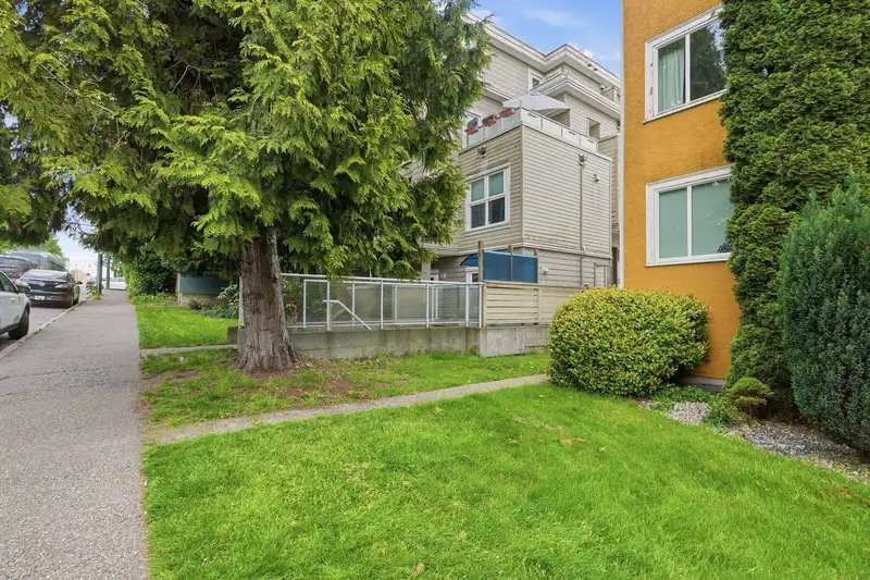 2510 W 4TH AVENUE - photo 2 of 25