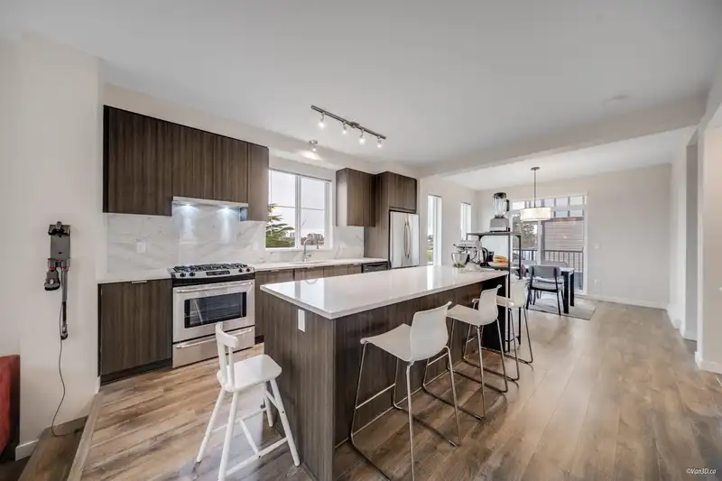 25 9728 ALEXANDRA ROAD - photo 2 of 37