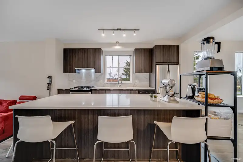 25 9728 ALEXANDRA ROAD - photo 3 of 37