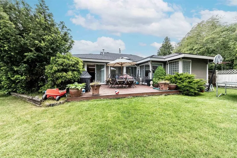 14636 18 AVENUE - photo 1 of 19