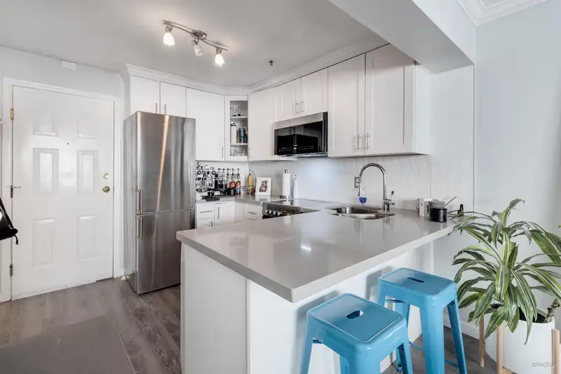 210 1940 BARCLAY STREET - photo 4 of 13