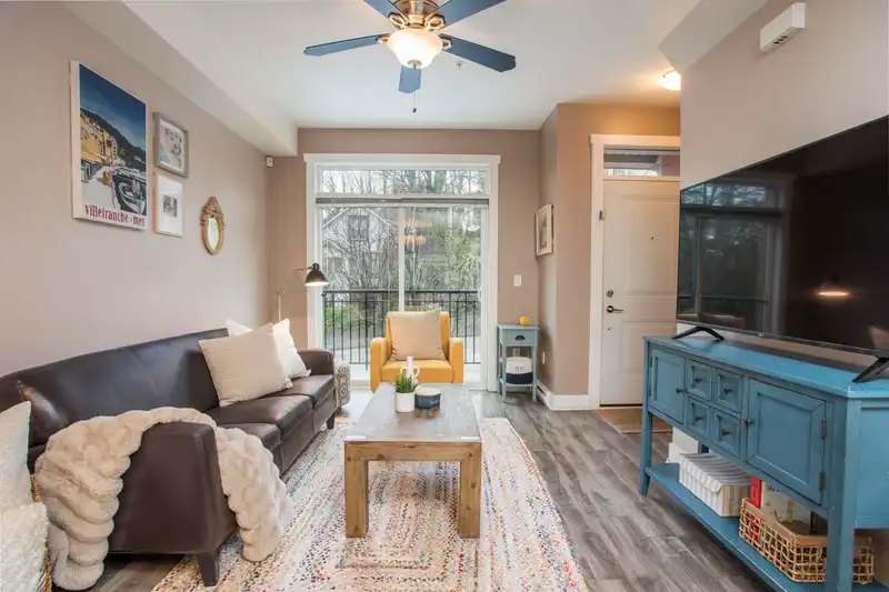 104 828 ROYAL AVENUE - photo 4 of 27