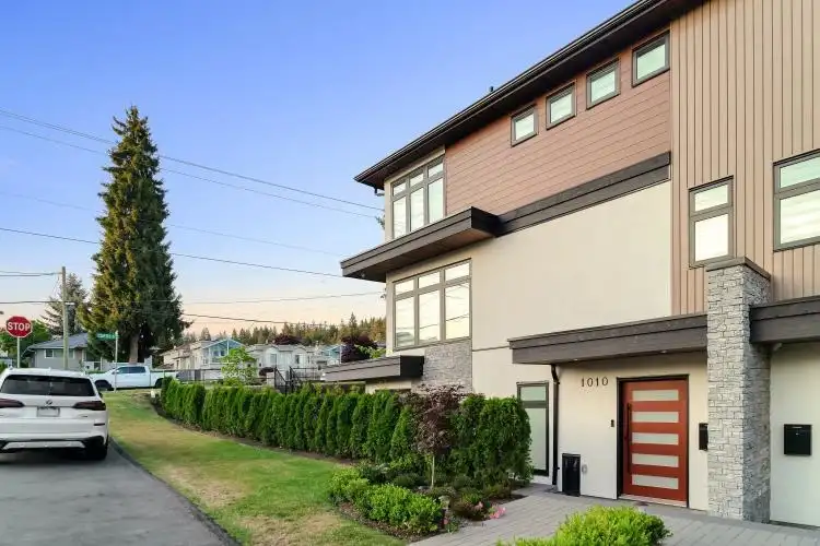 1010 AUGUSTA AVENUE - photo 4 of 30