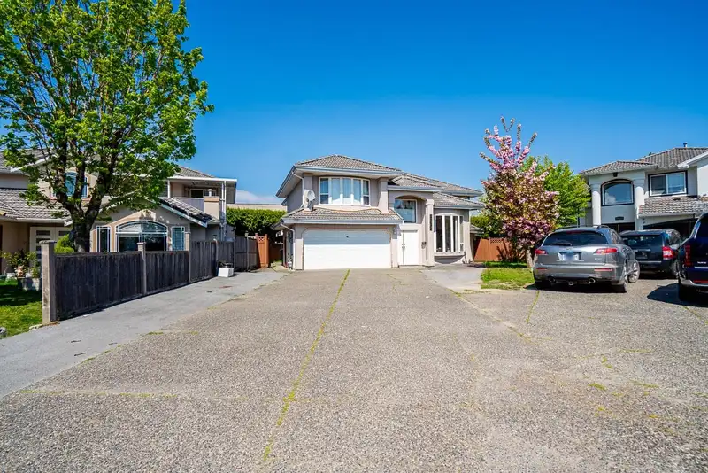 13107 74 AVENUE - photo 3 of 36