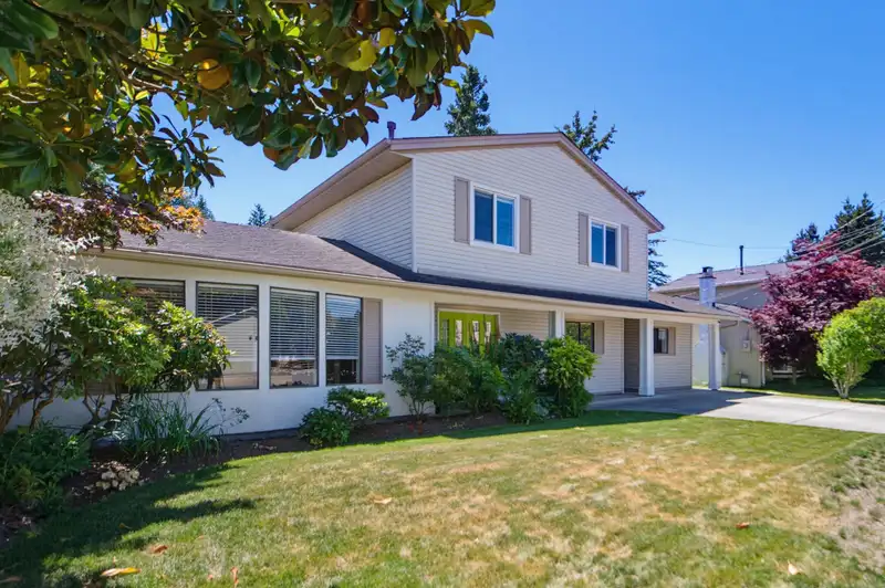5494 50 AVENUE - photo 2 of 40