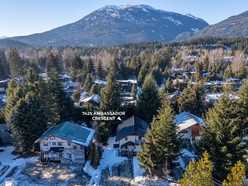 7425 AMBASSADOR CRESCENT - photo 2 of 15