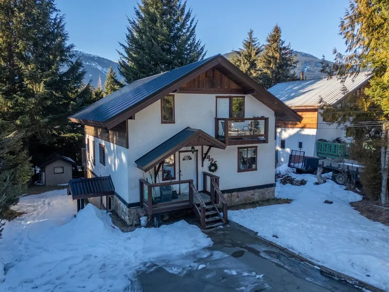 7425 AMBASSADOR CRESCENT - photo 4 of 15