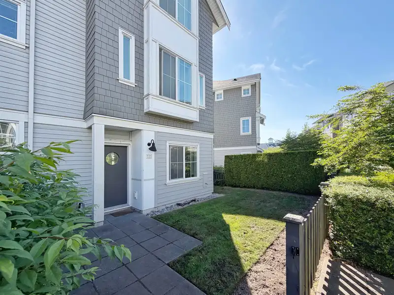 121 5550 ADMIRAL WAY - photo 4 of 40