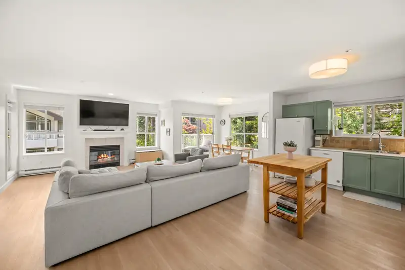 309 15272 20 AVENUE - photo 1 of 37