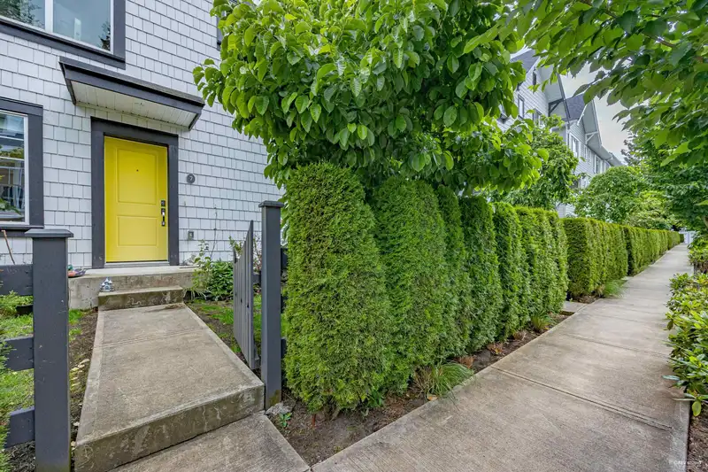 7 16323 15 AVENUE - photo 4 of 27