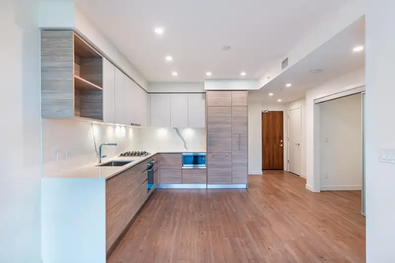 902 585 AUSTIN AVENUE - photo 4 of 39