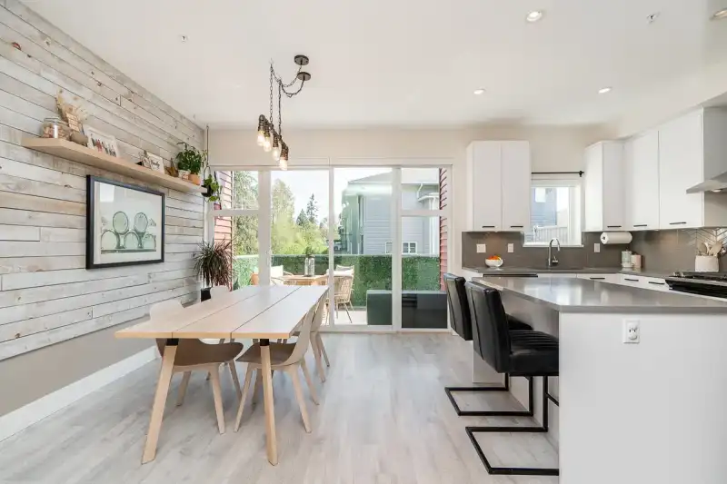 6 24076 112 AVENUE - photo 1 of 40