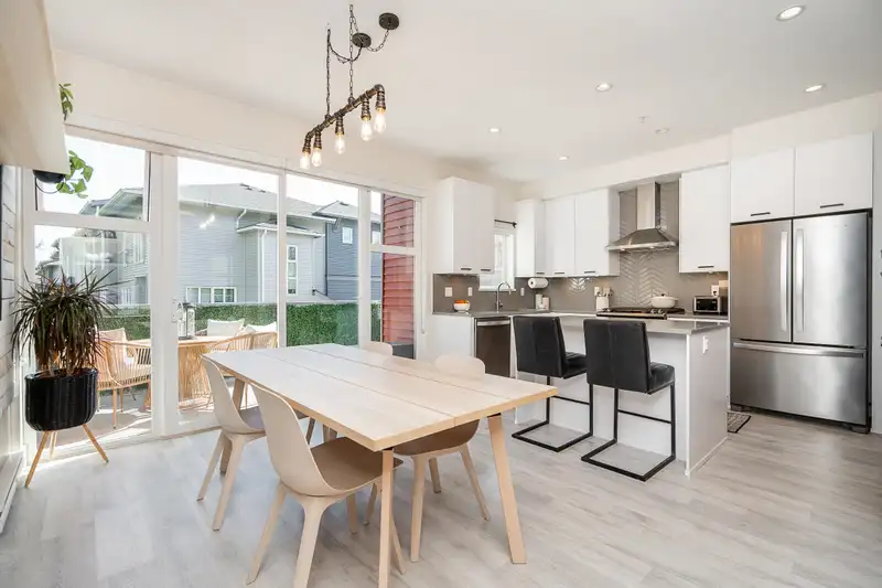 6 24076 112 AVENUE - photo 2 of 40