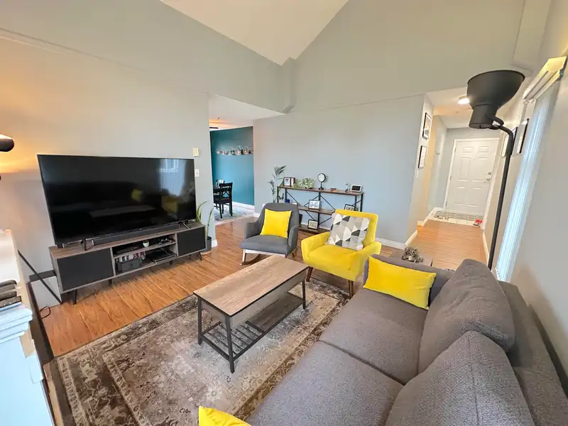 415 1190 EASTWOOD STREET - photo 3 of 36