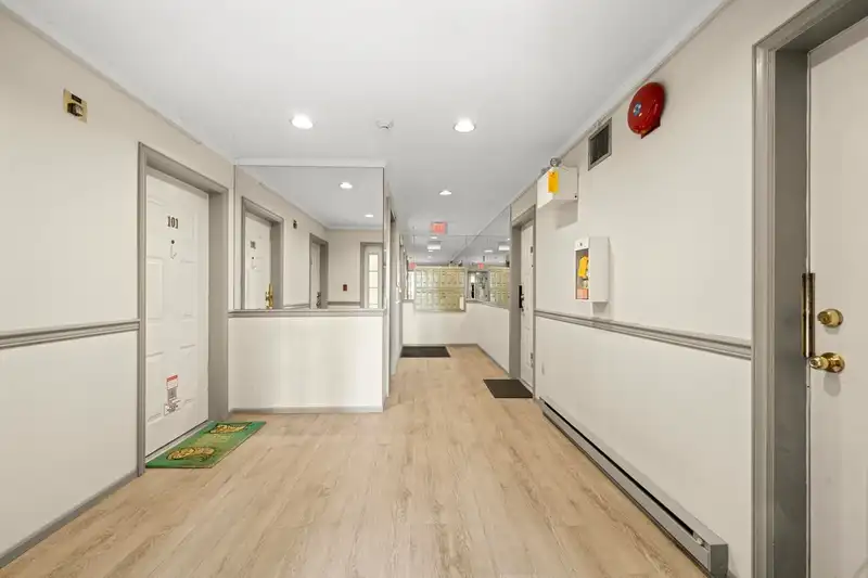 104 526 W 13TH AVENUE - photo 3 of 20
