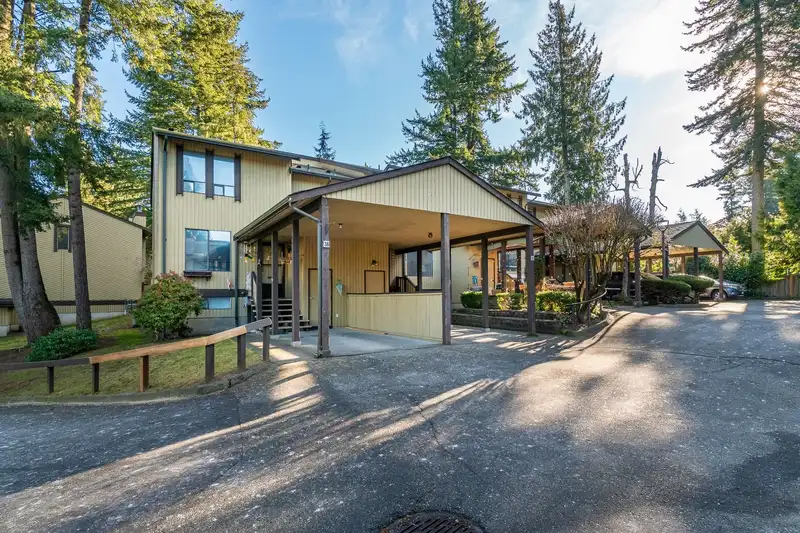 39 2998 MOUAT DRIVE - photo 1 of 40