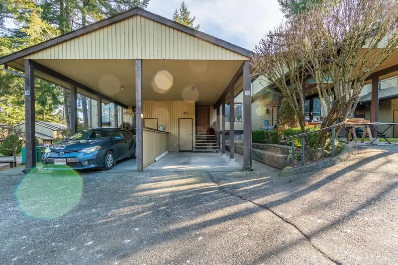 39 2998 MOUAT DRIVE - photo 2 of 40