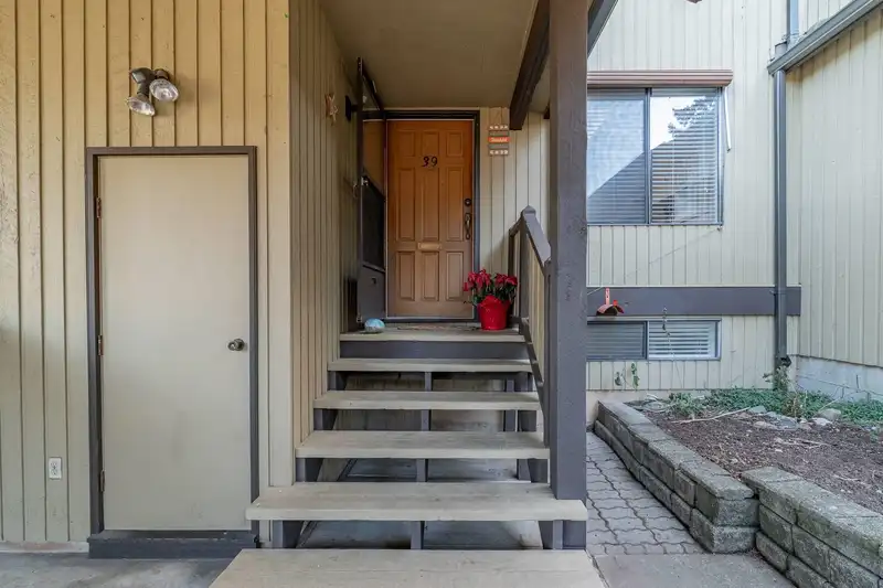 39 2998 MOUAT DRIVE - photo 3 of 40