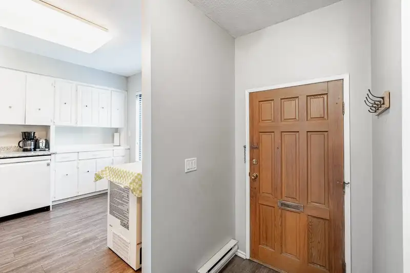 39 2998 MOUAT DRIVE - photo 4 of 40