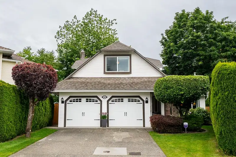 21085 92A AVENUE - photo 1 of 30