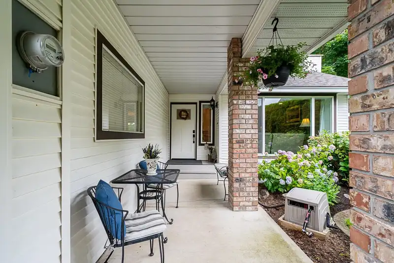 21085 92A AVENUE - photo 2 of 30