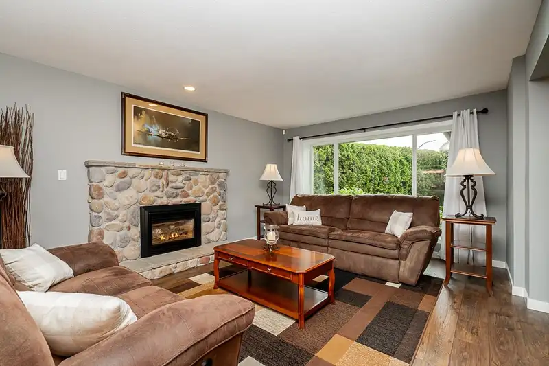 21085 92A AVENUE - photo 4 of 30