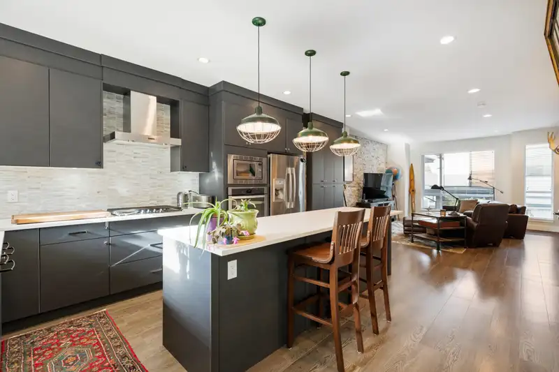 20 15688 28 AVENUE - photo 1 of 34