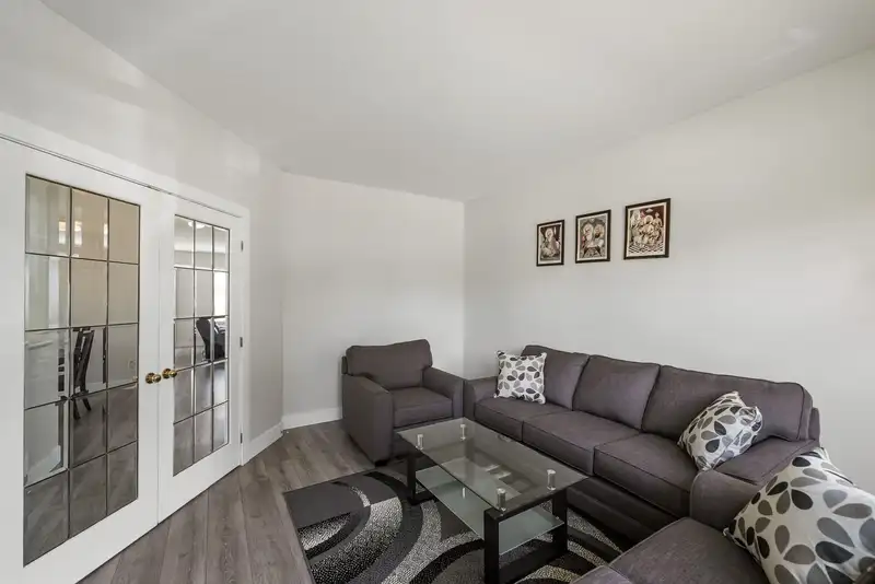 18568 64B AVENUE - photo 4 of 24