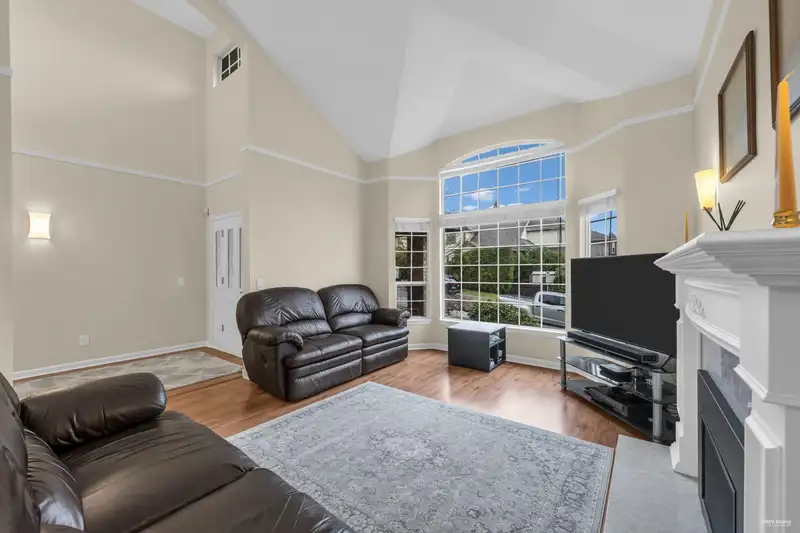 2914 VALLEYVISTA DRIVE - photo 4 of 40