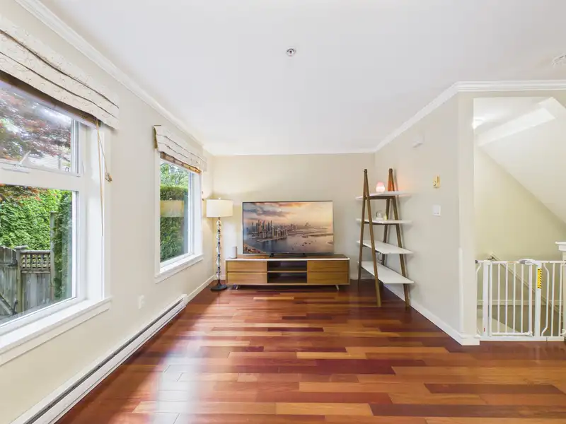6 6498 ELGIN AVENUE - photo 4 of 27