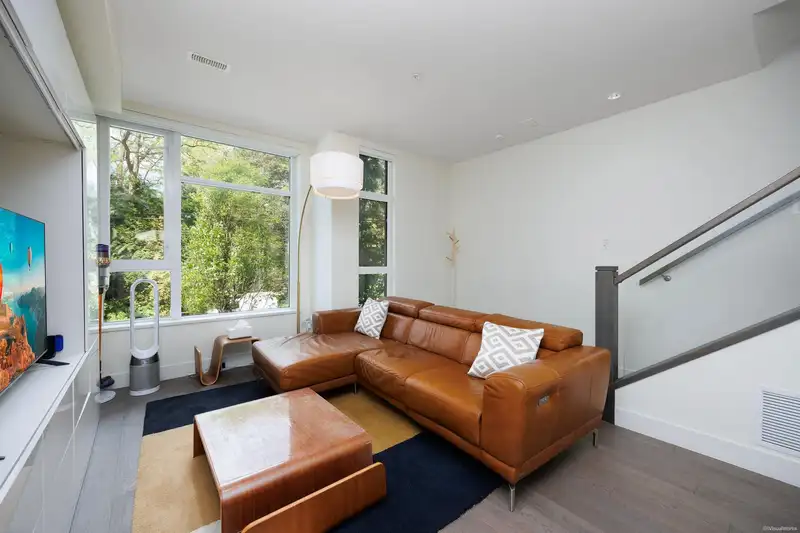 5552 OAK STREET - photo 3 of 20