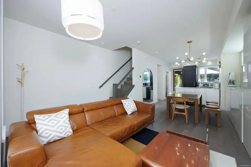 5552 OAK STREET - photo 4 of 20