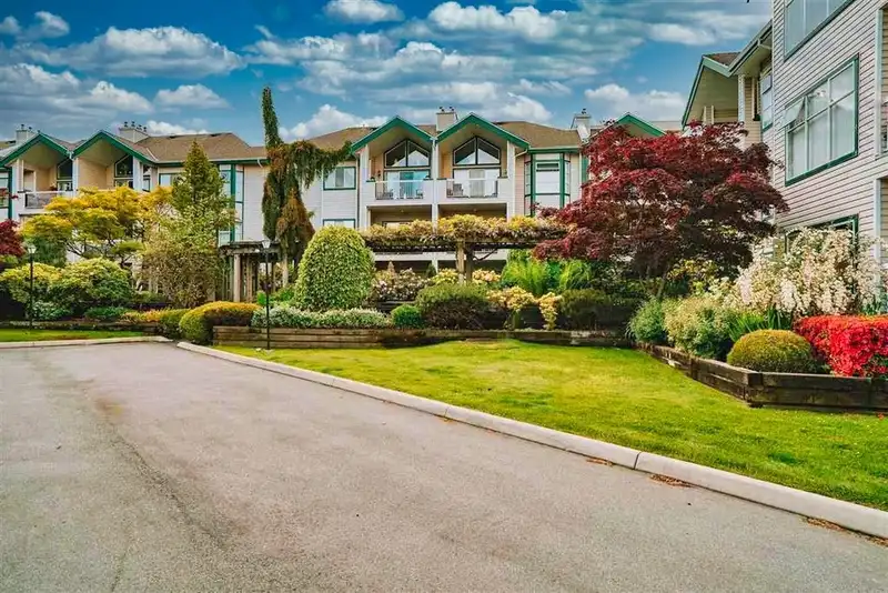 103 13911 70 AVENUE - photo 1 of 10