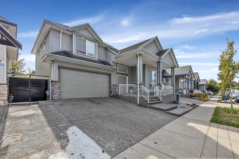 14642 67A AVENUE - photo 2 of 25