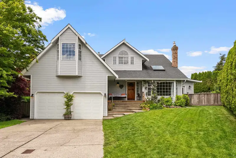 18272 55 AVENUE - photo 1 of 40