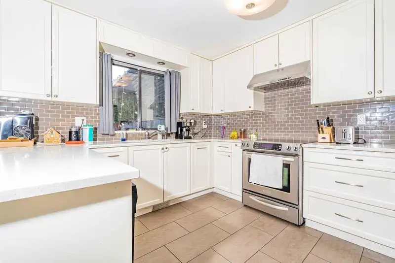 9366 KINGSLEY CRESCENT - photo 4 of 39